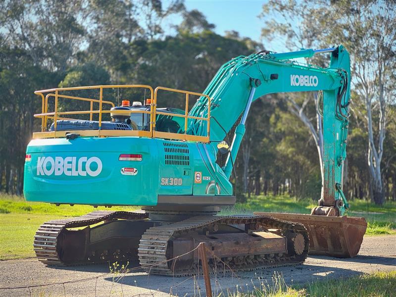 Photo 2. Kobelco SK300 LC-10 30T excavator