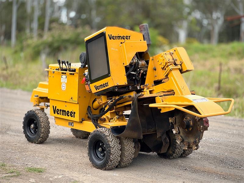 Photo 2. Vermeer SC352 self propelled stump grinder