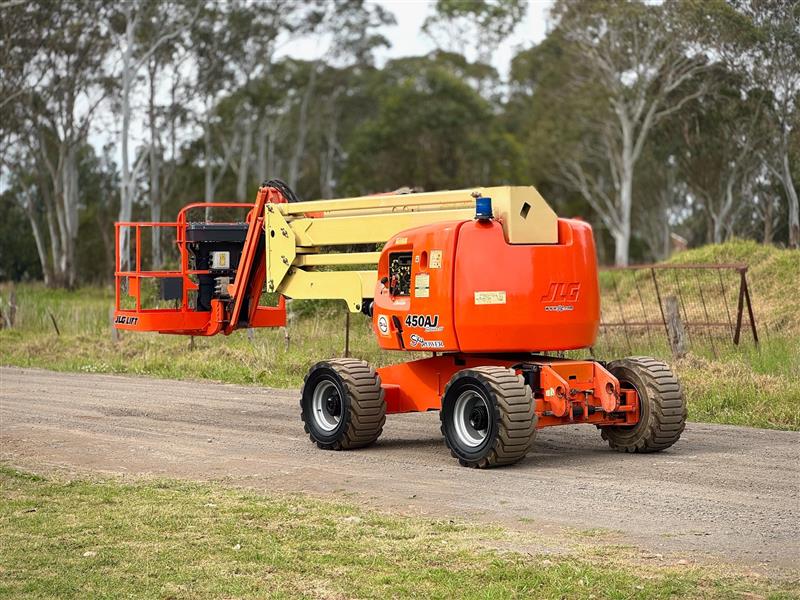 Photo 3. JLG 450AJ 45ft 13.7M knuckle boom scissor lift elevated work platform