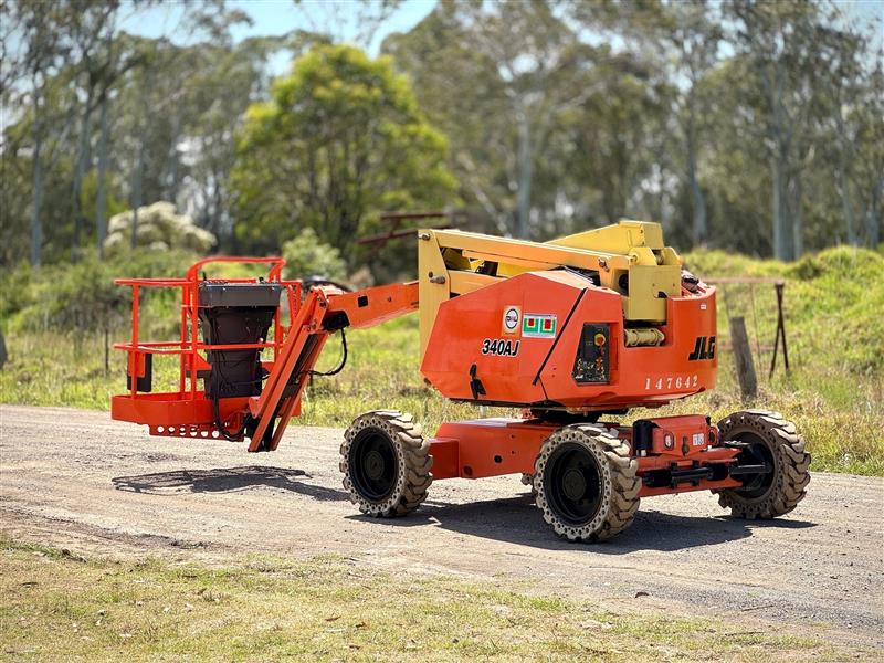 Photo 2. JLG 340AJ 34ft 10.3M knuckle boom scissor lift elevated work platform