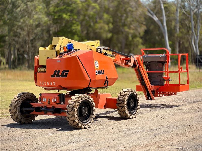 Photo 3. JLG 340AJ 34ft 10.3M knuckle boom scissor lift elevated work platform