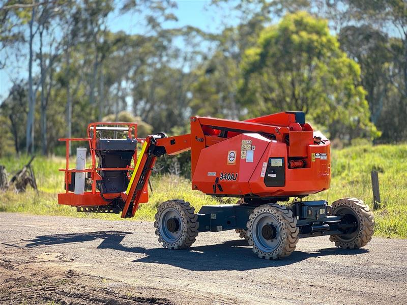 Photo 2. JLG 340AJ 34ft 10.3M knuckle boom scissor lift elevated work platform