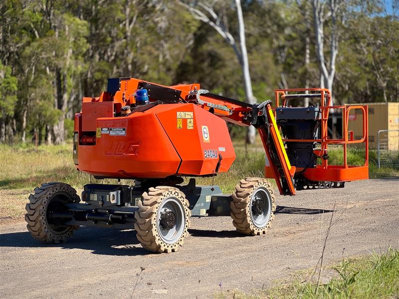 Photo 3. JLG 340AJ 34ft 10.3M knuckle boom scissor lift elevated work platform
