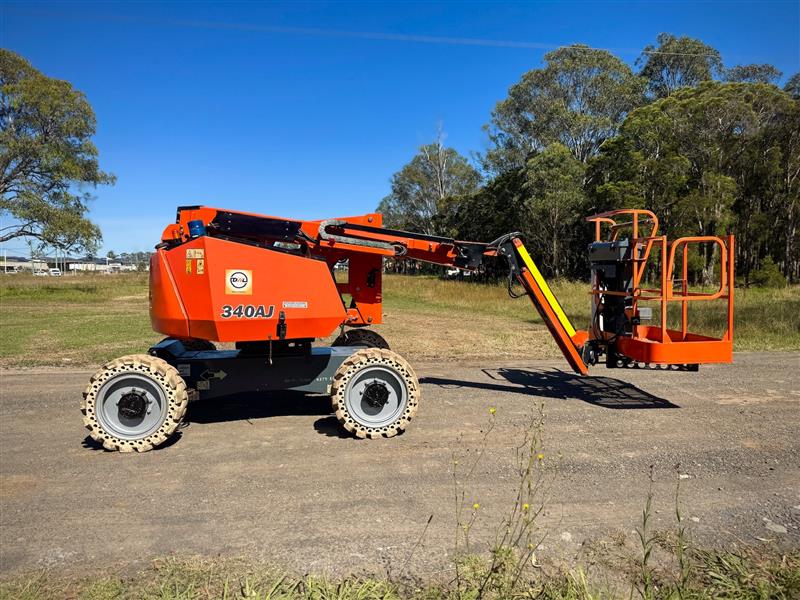 Photo 4. JLG 340AJ 34ft 10.3M knuckle boom scissor lift elevated work platform