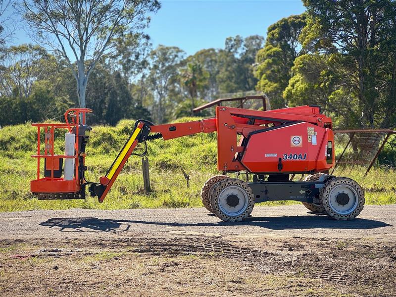 Photo 5. JLG 340AJ 34ft 10.3M knuckle boom scissor lift elevated work platform