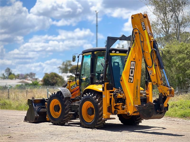 Photo 2. JCB 5CX backhoe loader
