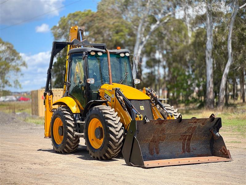 Photo 4. JCB 5CX backhoe loader