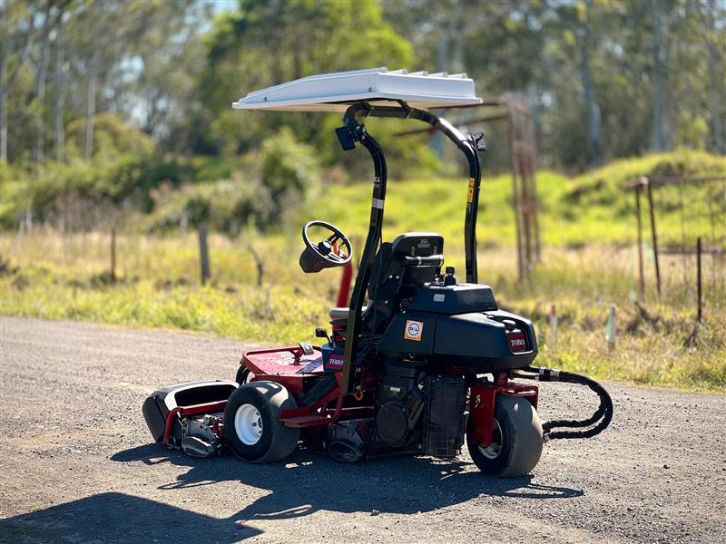 Photo 4. Toro Greensmaster 3150 greens cylinder reel golf course ride on lawn mower