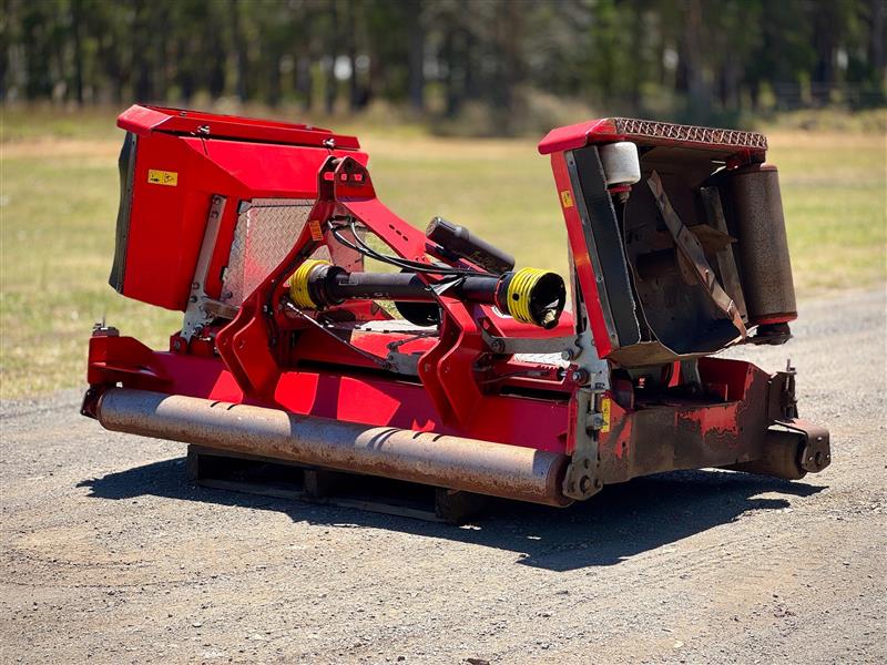 Photo 4. Howard Trimax Stealth S3 11ft/3.4m slasher