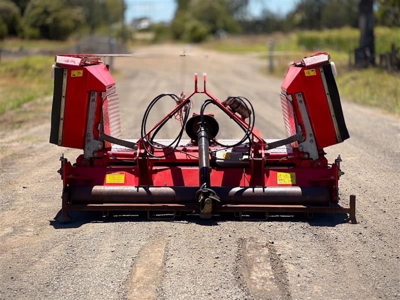 Photo 4. Howard Trimax Stealth S3 11ft/3.4m slasher