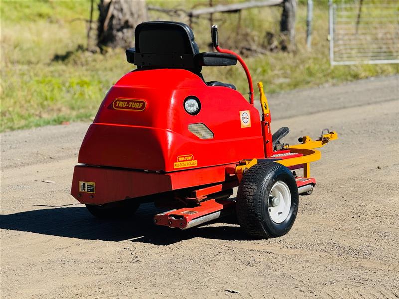 Photo 2. Tru Turf - R52 ELTAC golf greens turf roller