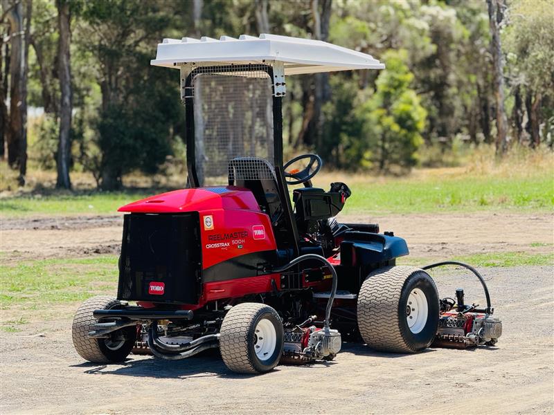 Photo 2. Toro Reelmaster 5010-H cross trax hybrid AWD reel cylinder fairway greens commercial diesel mower