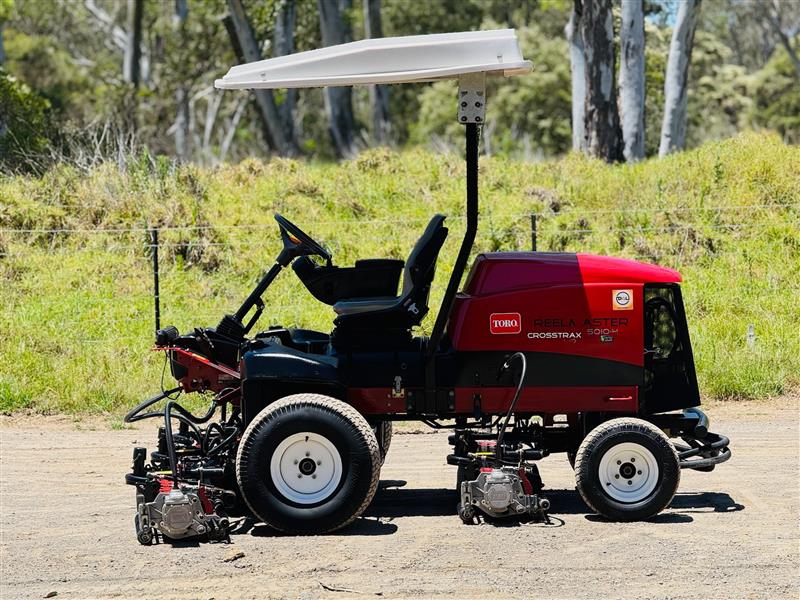 Photo 4. Toro Reelmaster 5010-H cross trax hybrid AWD reel cylinder fairway greens commercial diesel mower