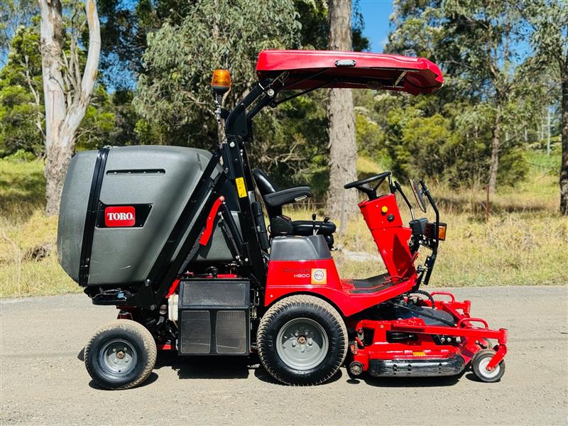 Photo 2. Toro proline H800 catcher mower commercial zero turn ride on mower