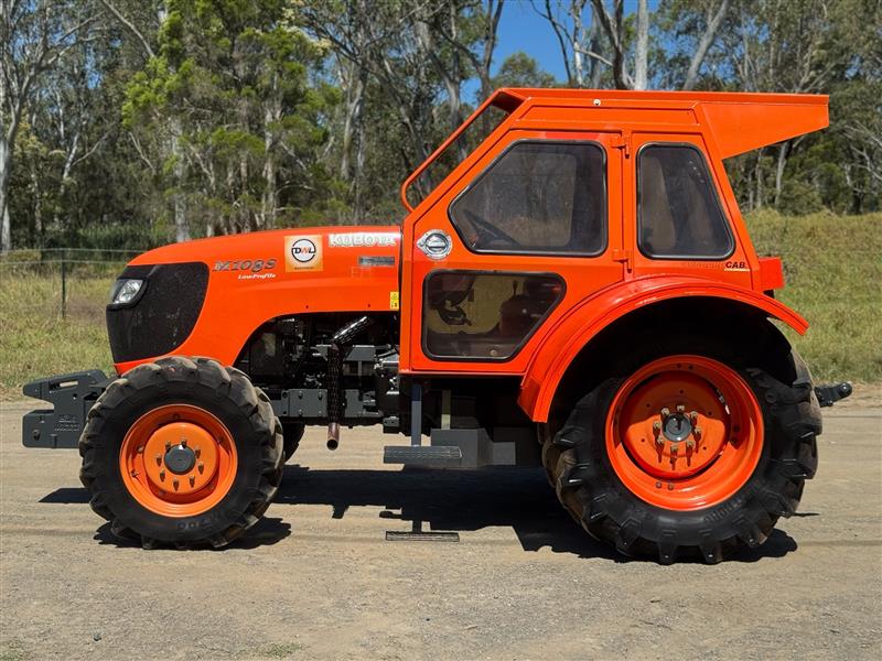Photo 2. Kubota M108S 4wd a/c cab tractor