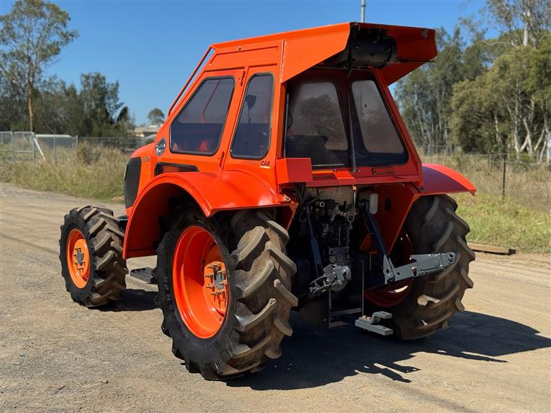 Photo 4. Kubota M108S 4wd a/c cab tractor