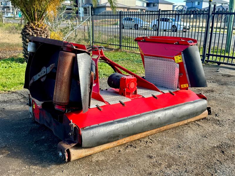 Photo 2. Howard Trimax Stealth S3 slasher