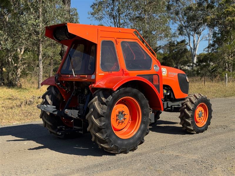 Photo 2. Kubota M108S 4wd FWA A/C cab tractor