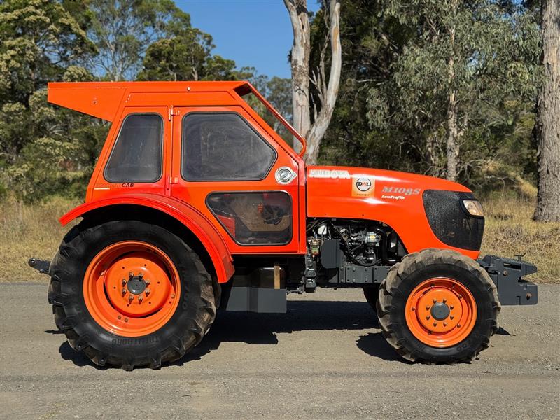 Photo 3. Kubota M108S 4wd FWA A/C cab tractor
