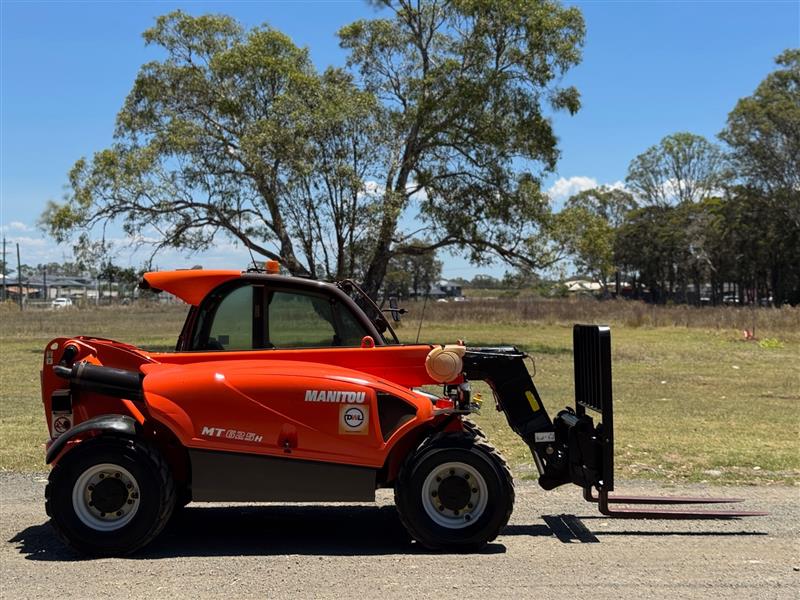 Photo 2. Manitou MT-X 625T 2.5T 6M telehandler