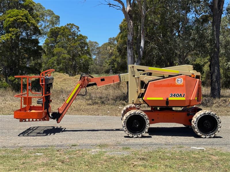 Photo 3. JLG 340AJ 34ft 10.3M knuckle boom scissor lift elevated work platform