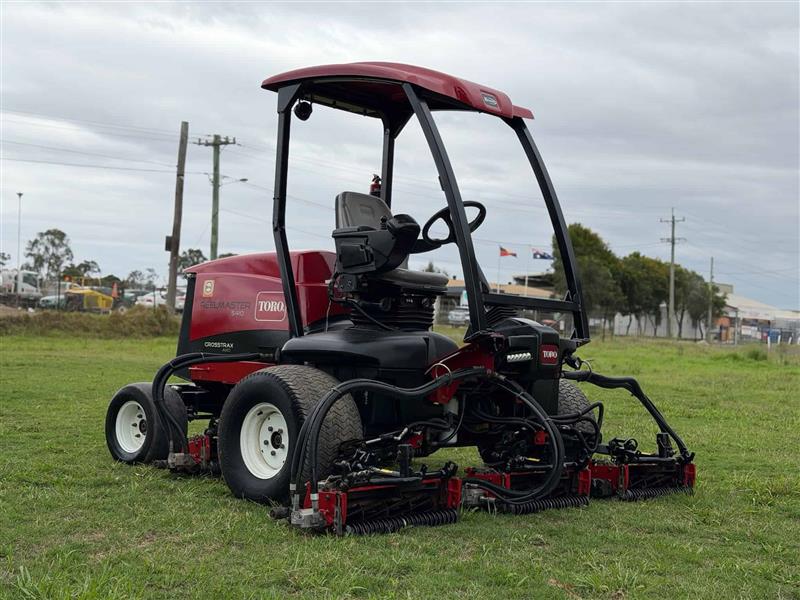 Photo 2. Toro Reelmaster 5510 Cross Trax AWD reel cylinder fairway diesel mower