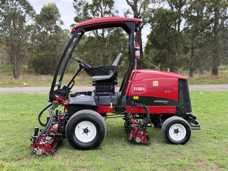 Photo 5. Toro Reelmaster 5510 Cross Trax AWD reel cylinder fairway diesel mower