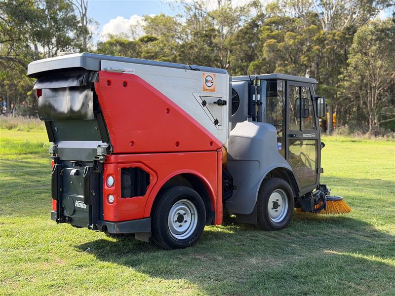 Photo 3. Hako Citymaster 1650 industrial sweeper