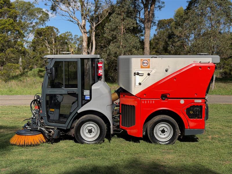 Photo 4. Hako Citymaster 1650 industrial sweeper