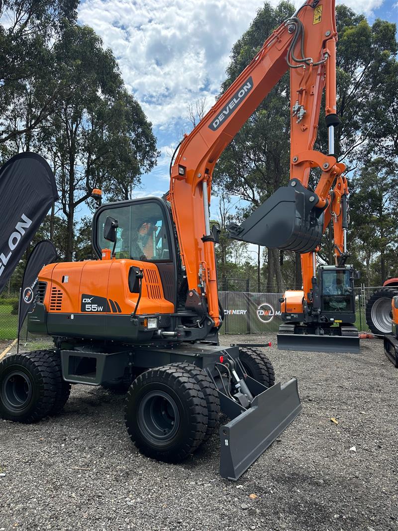 Photo 3. Develon DX55WE 5.5t wheeled excavator