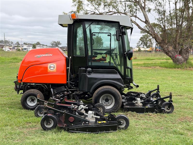 Photo 2. Jacobsen HR8000 Diesel ride on lawn mower