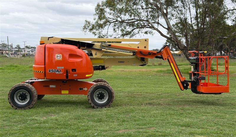 Photo 2. JLG 450AJ 45ft 13.7m knuckle boom scissor lift elevated work platform