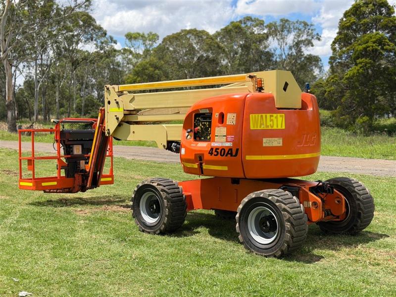 Photo 2. JLG 450AJ 45ft 13.7, knuckle boom scissor lift elevated work platform