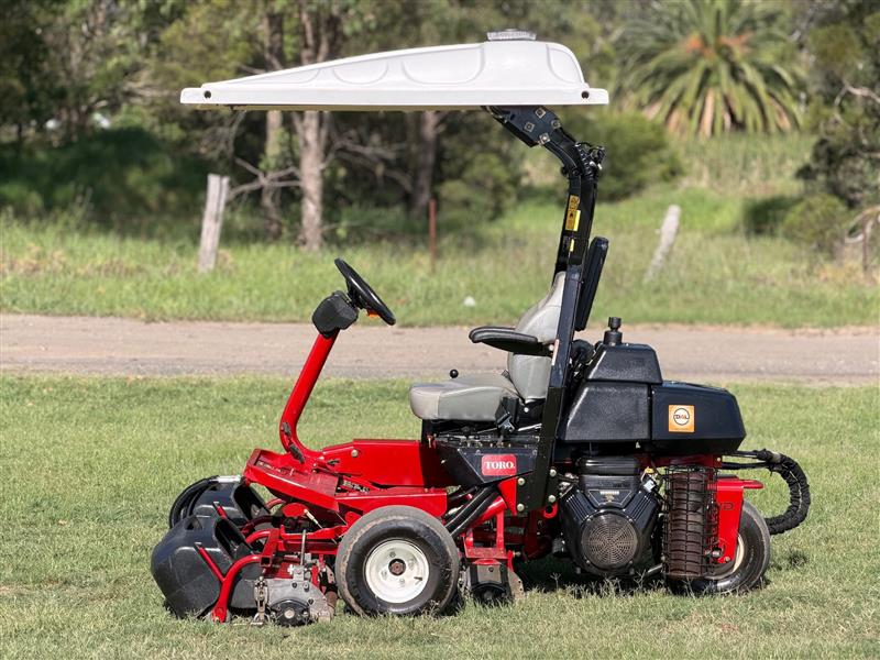 Photo 3. Toro Greensmaster 3150Q greens cylinder reel golf course ride on lawn mower