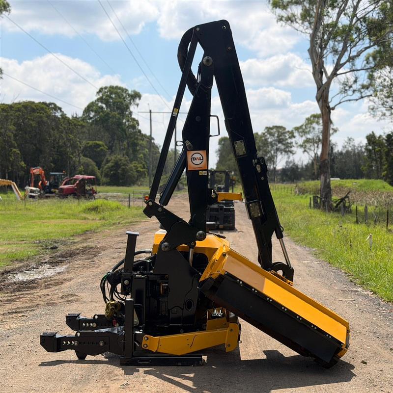 Photo 2. McConnel Power Arm P6575T with kirogn blade crush cutter