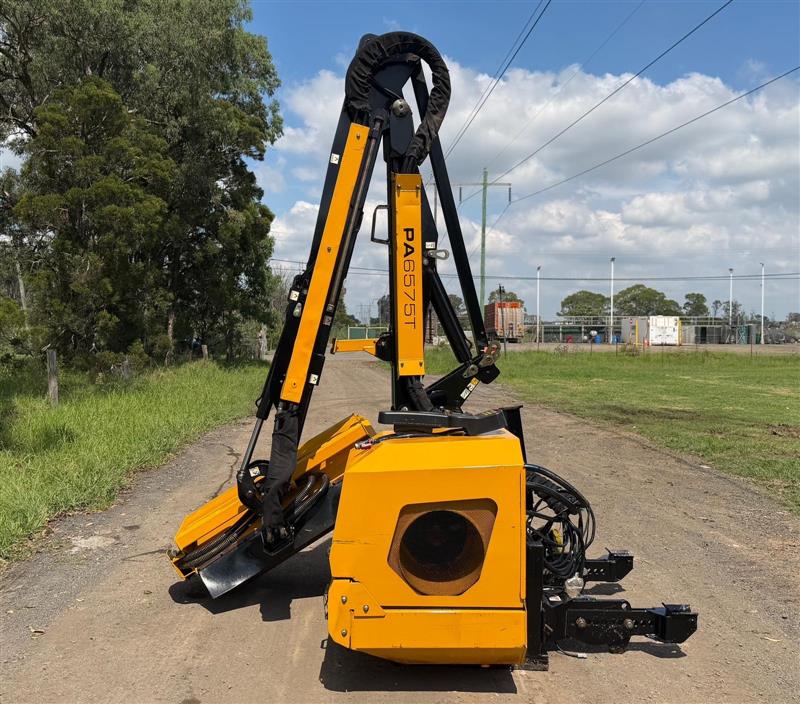 Photo 5. McConnel Power Arm P6575T with kirogn blade crush cutter