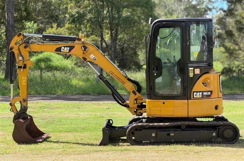Photo 4. Caterpillar 303.5 ECR 3.7T excavator