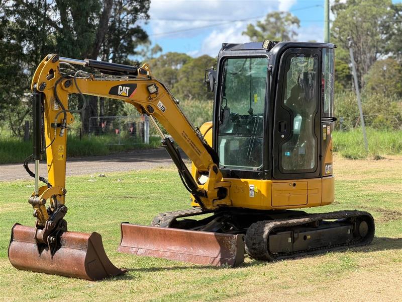 Photo 5. Caterpillar 303.5 ECR 3.7T excavator