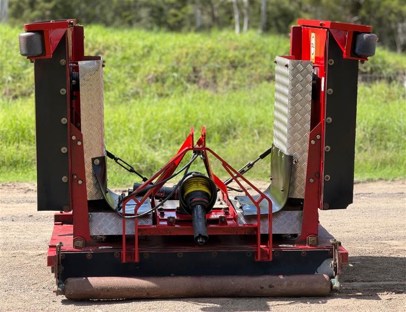 Photo 2. Jarrett TM432-LRS 4.3M pto tractor winged slasher