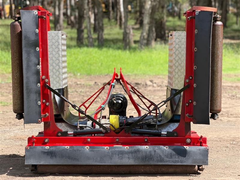 Photo 4. Jarrett TM432-LRS 4.3M pto tractor winged slasher