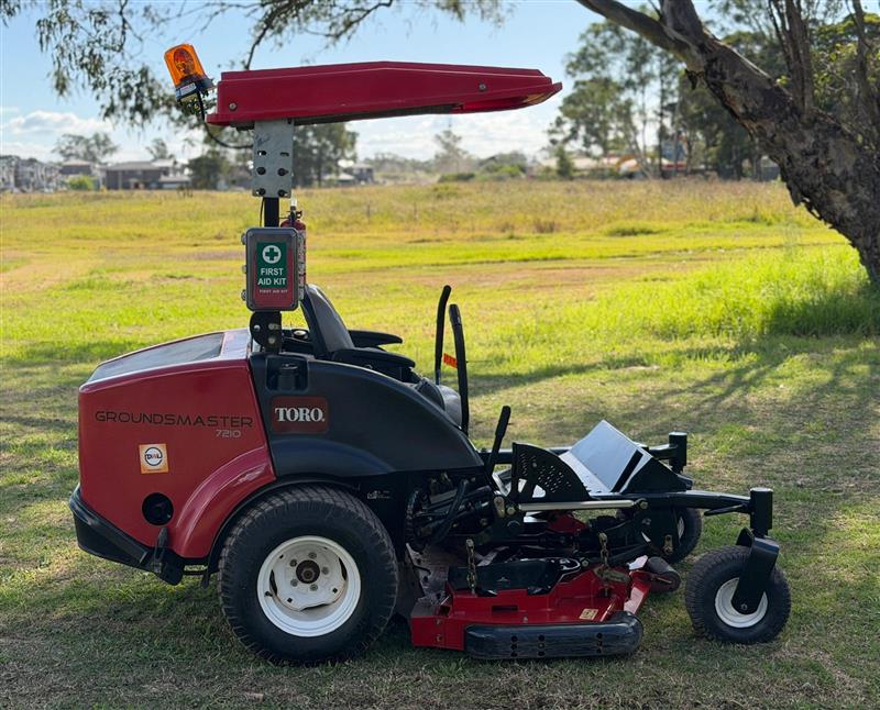 Photo 4. Toro Groundsmaster 7210 diesel commercial zero turn ride on lawn mower