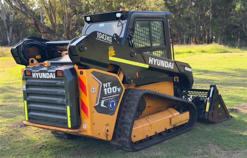 Photo 3. Hyundai HT100V skid steer loader