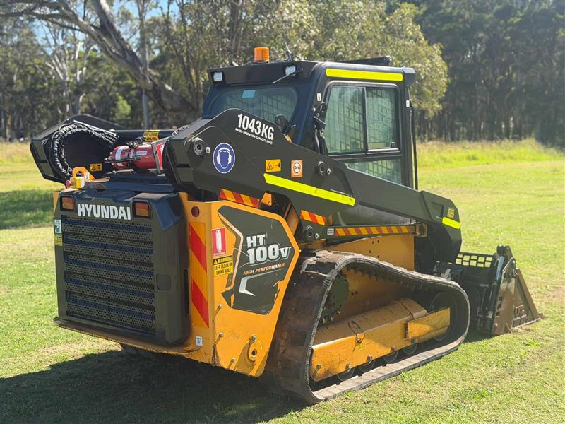 Photo 2. Hyundai HT110V skid steer loader
