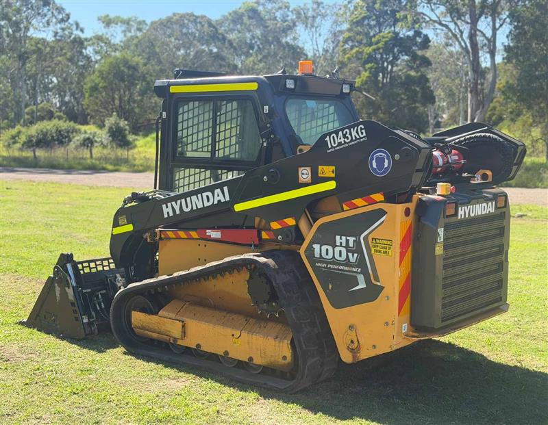 Photo 3. Hyundai HT110V skid steer loader