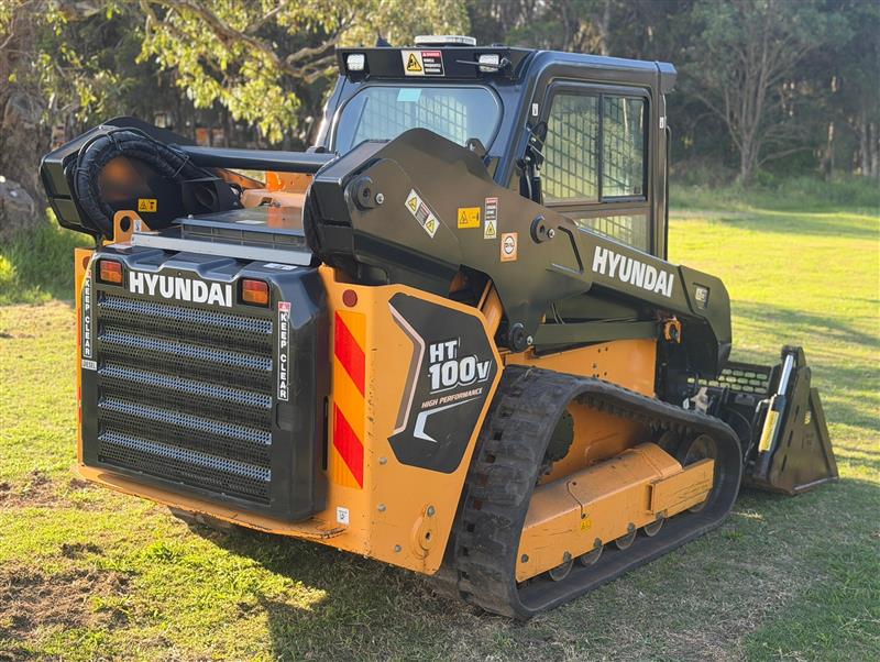 Photo 2. Hyundai HT100V skid steer loader