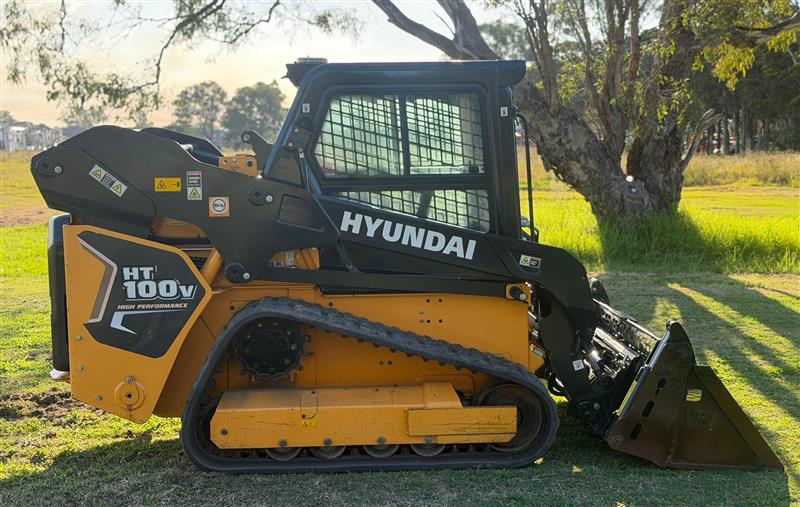 Photo 3. Hyundai HT100V skid steer loader