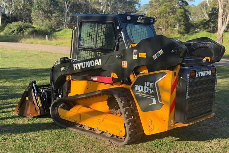 Photo 4. Hyundai HT100V skid steer loader