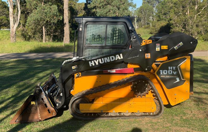 Photo 5. Hyundai HT100V skid steer loader