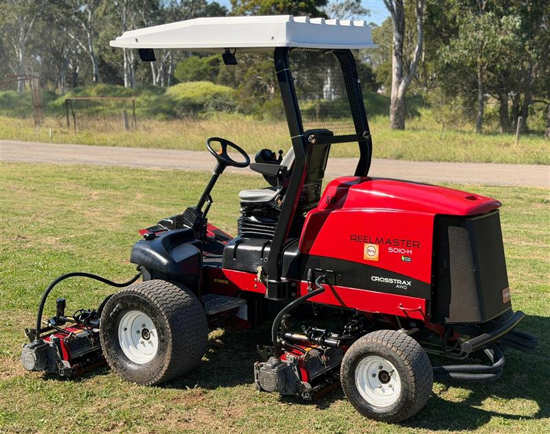 Photo 3. Toro Reelmaster 5010-H cross trax hybrid AWD reel cylinder fairway diesel mower