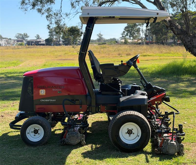 Photo 4. Toro Reelmaster 5010-H cross trax hybrid AWD reel cylinder fairway diesel mower